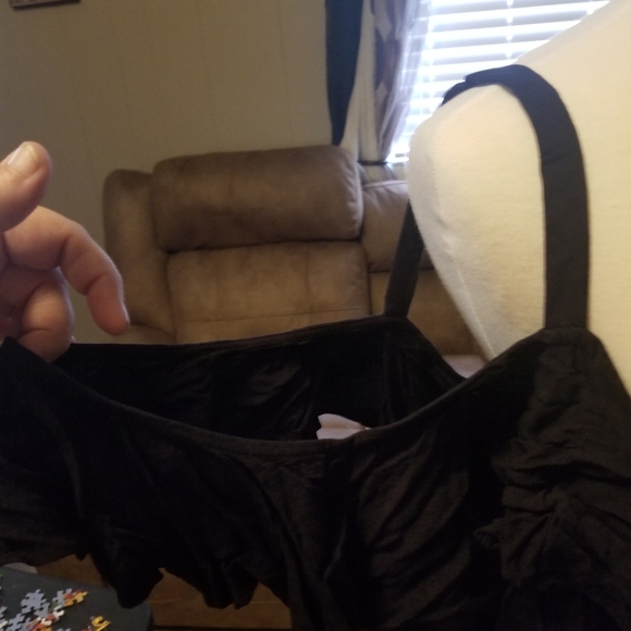 Black cold shoulder sleeves. 4X - Picture 2 of 4